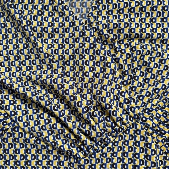 New York & Company Sleeveless Blouse With V Cut Neck Medium - Picture 4 of 6